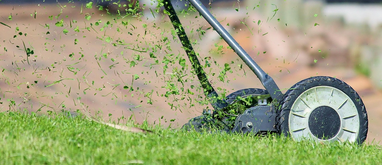 Zonne-energie aangedreven sproeier in groene tuin. Zonne-energie aangedreven sproeier in groene tuin.